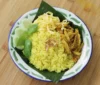 Mudah dan Cepat! Resep Nasi Kuning Rice Cooker Ayam Suwir Serundeng