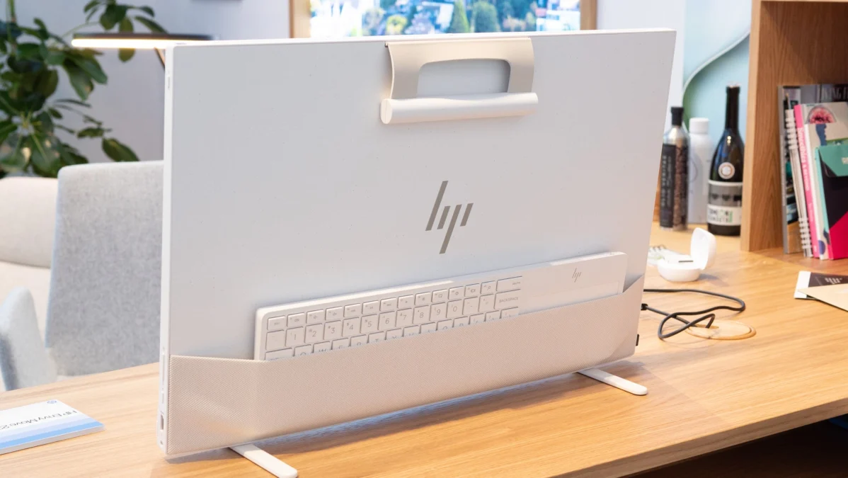 Teknologi terus berkembang, dan HP telah merilis inovasi terbarunya dalam bentuk HP Envy Move 23.8-inch All-In-One.