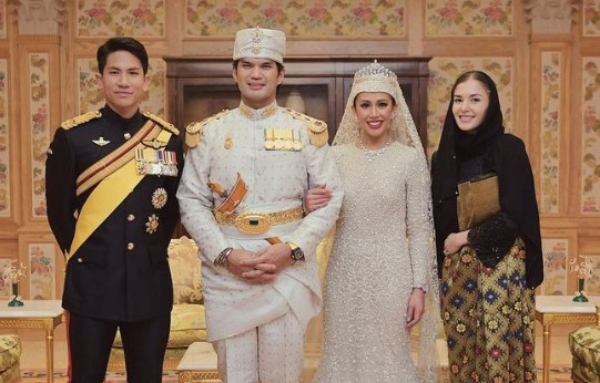 Pengeran Brunei Abdul Mateen saat menghadiri pernikahan kakaknya bersama calon istrinya. (Instagram @tmski)