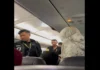 Viral Seorang Pria Merokok di Pesawat, Netizen Geram!