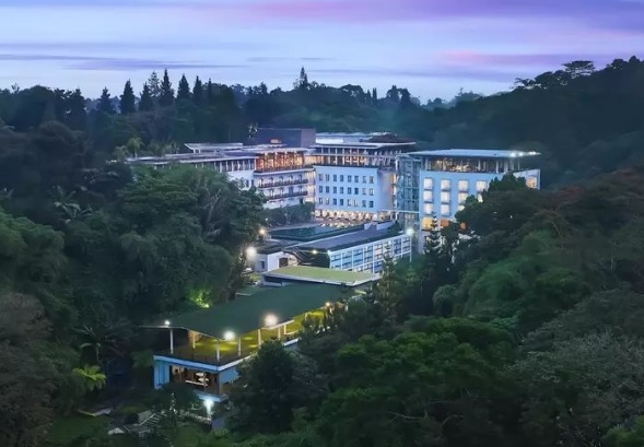 Padma Hotel Bandung, salah satu rekomendasi Staycation Tahun Baru 2024 di Bandung. (instagram @padmabandung)