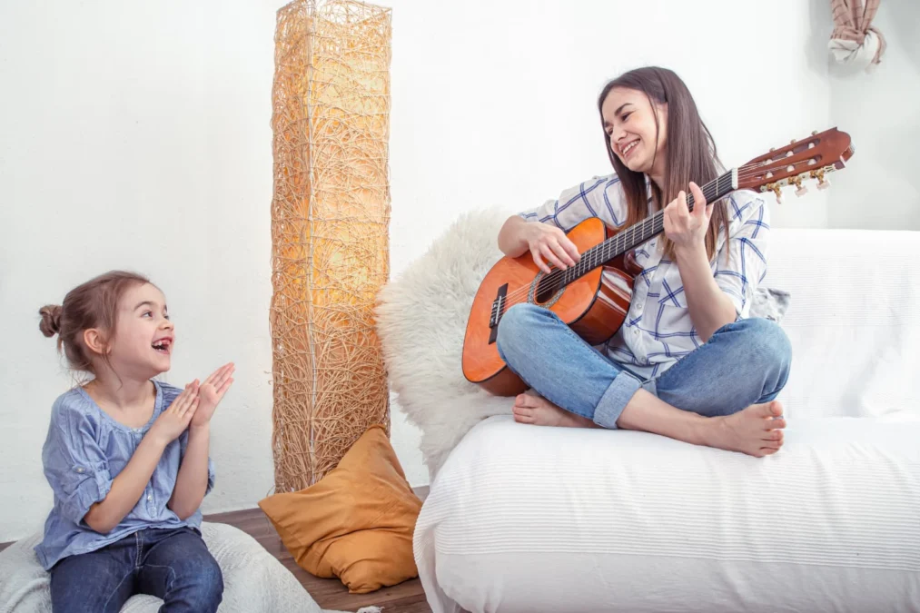 5 Rekomendasi Lagu Bertemakan Ibu, Berikut dengan Maknanya (ilustrasi: Freepik)