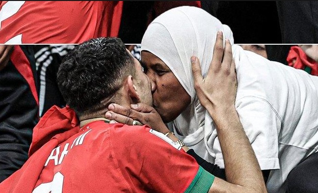 Achraf Hakimi pemain Timnas Maroko yang mencium ibunya Usai mencetak gol. Bukti bahwa kewajiban anak laki-laki kepada ibunya akan melekat hingga dewasa.